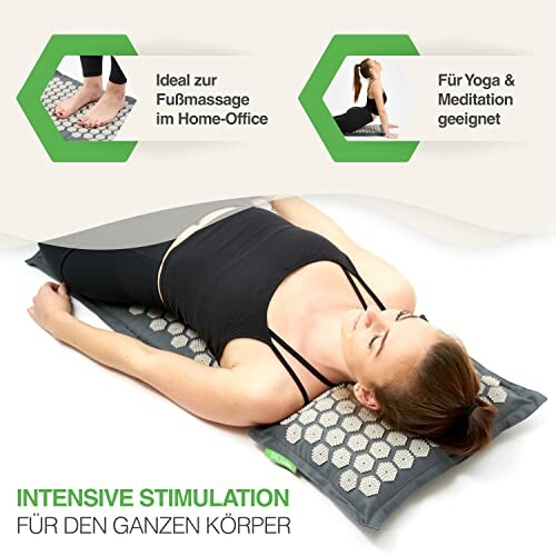 Frau entspannt auf Akupressurmatte.