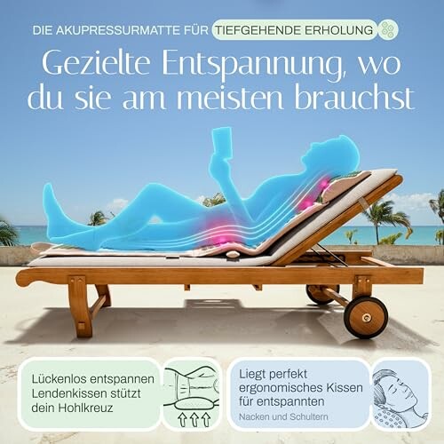 Person entspannt auf einer Akupressurmatte am Strand.