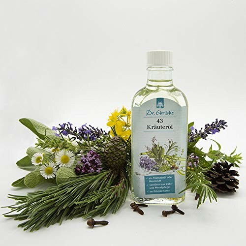 Flasche mit Kräuteröl und Blumenarrangement