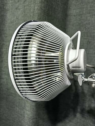 Moderne Metalllampe mit Gitterdesign