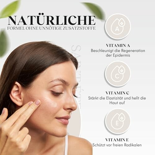 Frau zeigt auf ihr Gesicht mit Hautpflegeinformationen über Vitamine A, C und E.