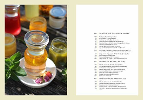 Verschiedene Gläser mit natürlichen Heilmitteln auf einem Tisch.