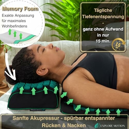 Frau entspannt auf Akupressur-Matte liegend.