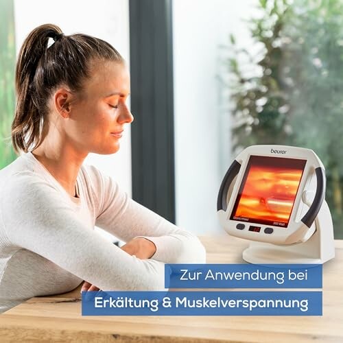 Frau entspannt mit Wärmegerät